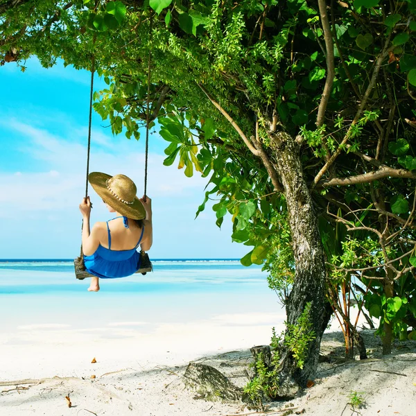 Donna in spiaggia — Foto Stock