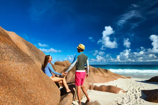 Paar op tropisch strand — Stockfoto