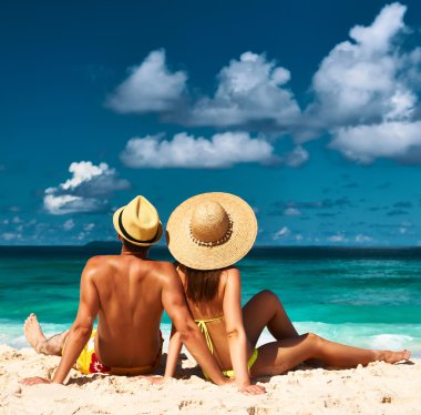 Seyşel Adaları, bir plajda couple