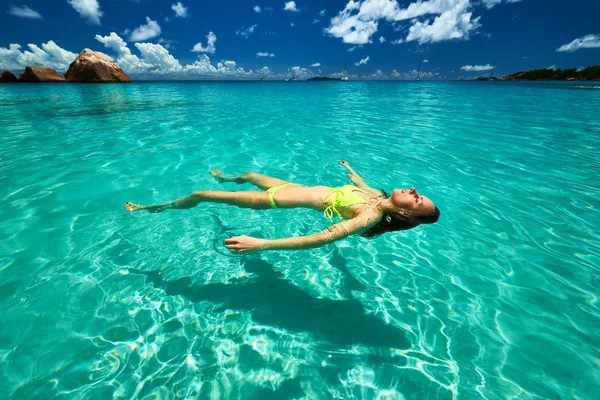 Mujer en bikini acostada en el agua — Foto de Stock