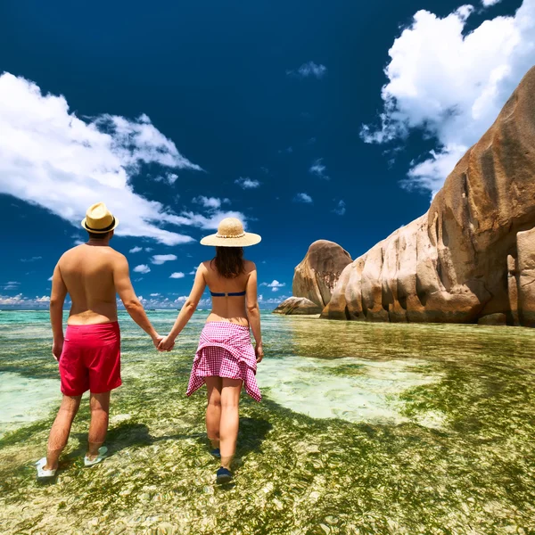 Couple on beach — Stock Photo, Image