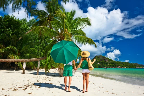 Couple sur la plage — Photo