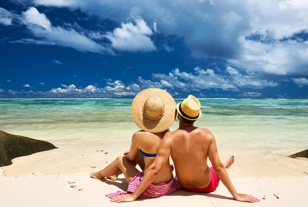 Par på stranden — Stockfoto