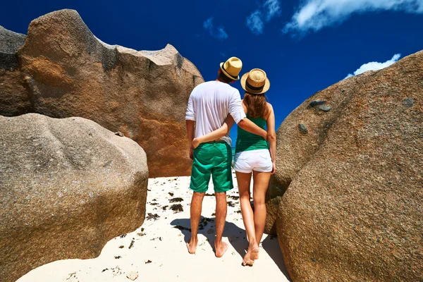 Coppia sulla spiaggia — Foto Stock