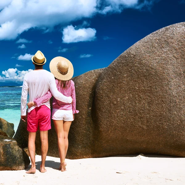 Paar op het strand — Stockfoto