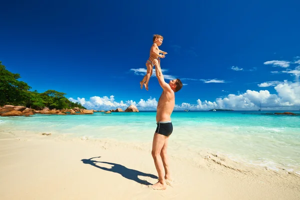 Padre e ragazzo sulla spiaggia — Foto Stock