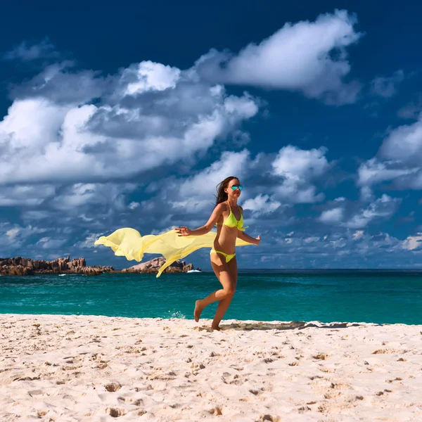 Vrouw met sarong op strand — Stockfoto