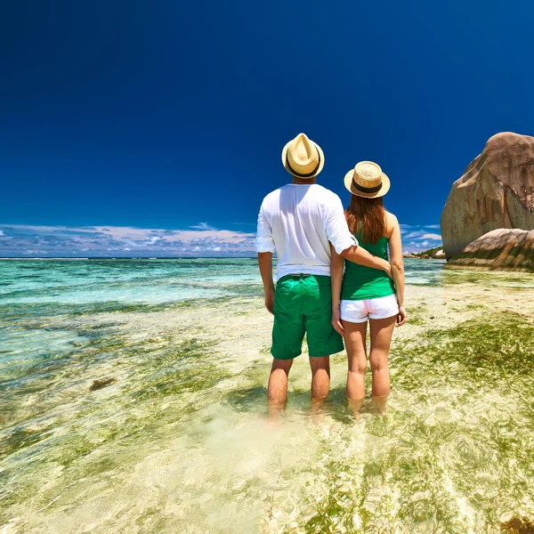 Coppia sulla spiaggia — Foto Stock