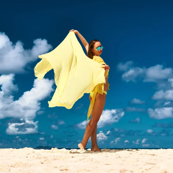 Женщина с саронгом на пляже — стоковое фото