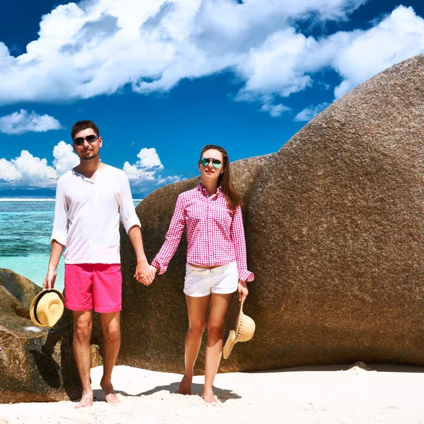 Couple on beach — Stock Photo, Image