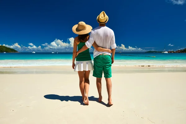 Casal na praia — Fotografia de Stock