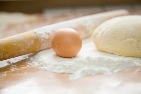 Egg and dough — Stock Photo, Image