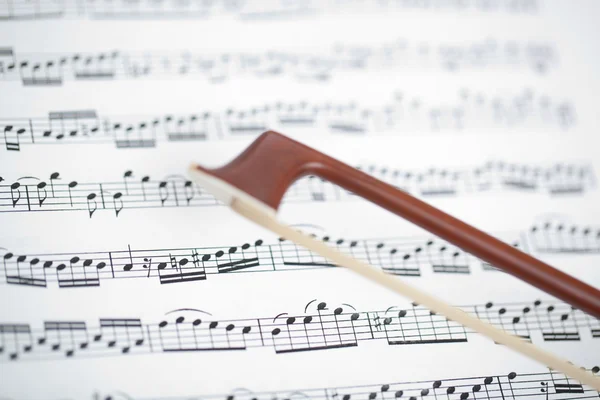 Bow and sheet music — Stock Photo, Image