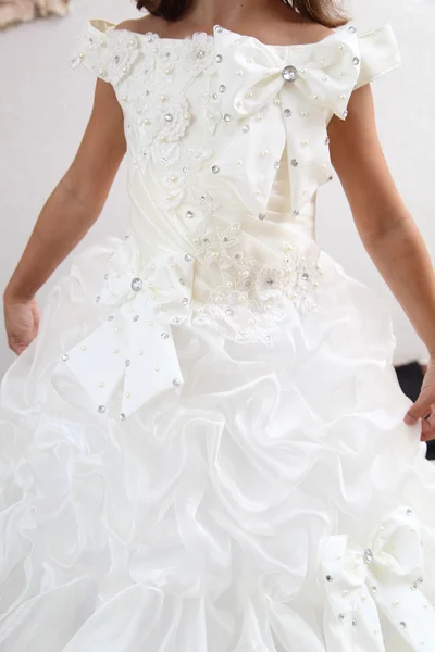 Bílé šatyvit klänning — Stock fotografie