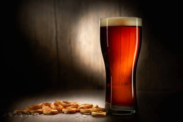 Birra Mini Pretzel Con Sale Fondo Legno — Foto Stock