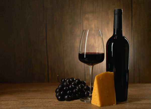 Copo Vinho Tinto Com Uvas Queijo Sobre Fundo Madeira — Fotografia de Stock