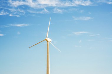 Rüzgar değirmeni aydınlık yaz gününde