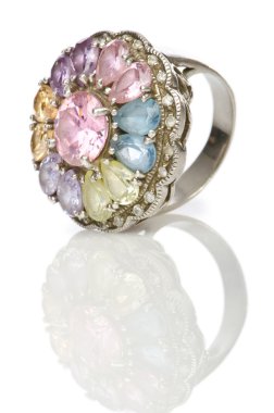 Mücevher yüzüğü beyazda izole edilmiş.