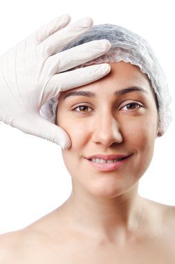 Estetik ameliyat altındaki kadın