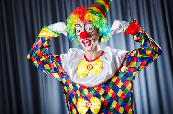 Lustiger Clown beim Studiodreh — Stockfoto