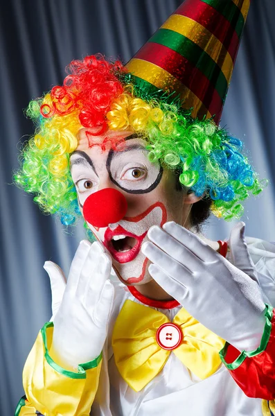 Lustiger Clown beim Studiodreh — Stockfoto