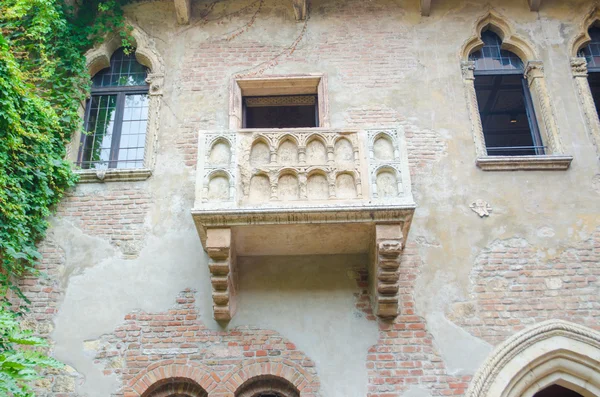 Beroemd Juliet balkon in Verona — Stockfoto