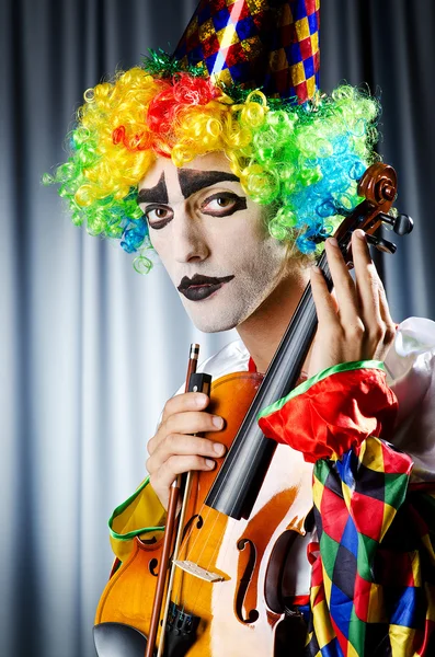 Clown spielt auf der Geige — Stockfoto