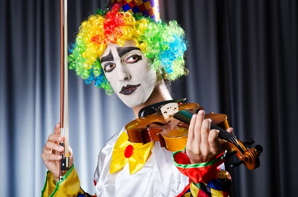 Clown spelar på fiol — Stockfoto