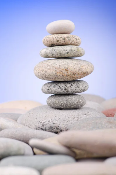 Piedras pila contra el fondo gradiente — Foto de Stock