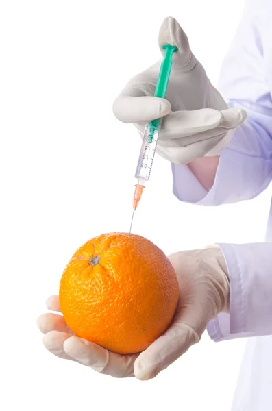 Experimento científico con naranja y jeringa — Foto de Stock