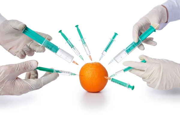 Научный эксперимент с апельсином и шприцем — стоковое фото
