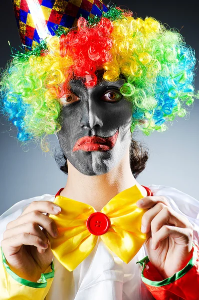 Śmieszny klaun w studio fotografowania — Zdjęcie stockowe