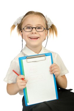 küçük bir kız ile kalemler yazma