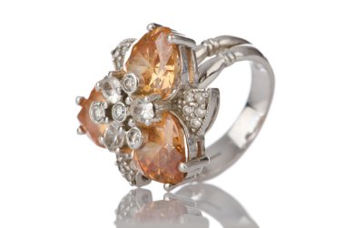 Beyaz arka plan üzerinde izole yüzük