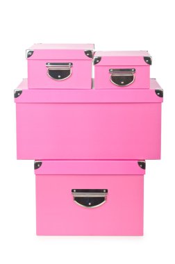 pembe giftboxes üzerinde beyaz izole