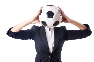 Beyazlar üzerinde futbol oynayan iş kadını