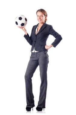 Beyazlar üzerinde futbol oynayan iş kadını
