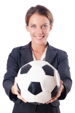 Beyazlar üzerinde futbol oynayan iş kadını