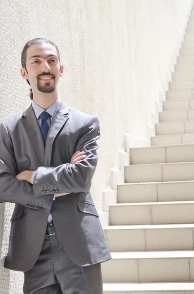 Geschäftsmann mit Treppe im Geschäftskonzept — Stockfoto