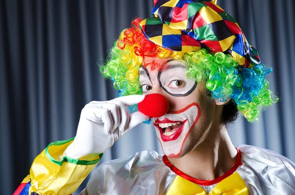 Lustiger Clown beim Studiodreh — Stockfoto