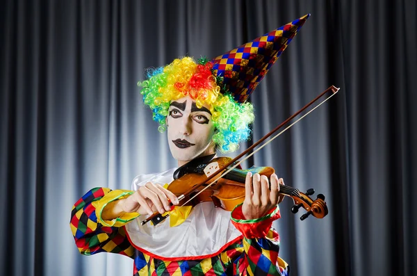 Клоун играет на скрипке — стоковое фото