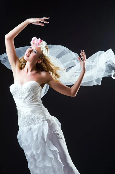 Bruid in witte jurk in studio — Stockfoto