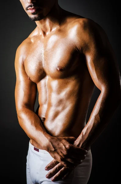 Bodybuilder mit muskulösem Körper — Stockfoto