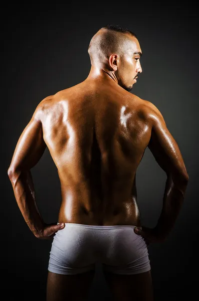 Kroppsbyggare med muskulös kropp — Stockfoto
