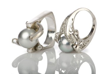 Mücevher yüzüğü beyazda izole edilmiş.