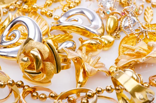 Большая коллекция золотых украшений — стоковое фото