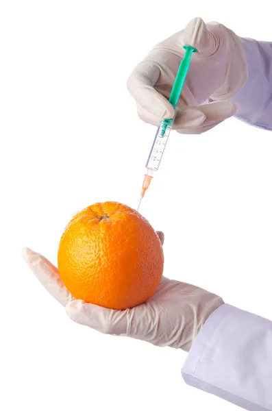 Wissenschaftsexperiment mit Orange und Spritze — Stockfoto