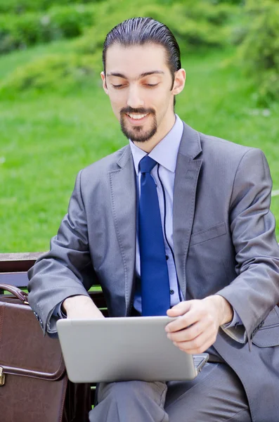 Jeune homme d'affaires dans la rue — Photo