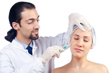 Estetik ameliyat altındaki kadın