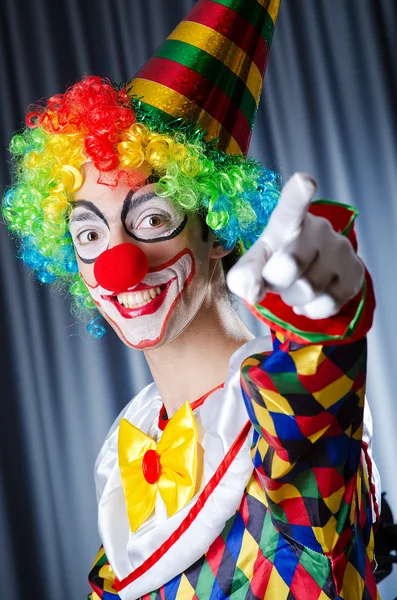 Grappige clown in studio schieten — Stockfoto